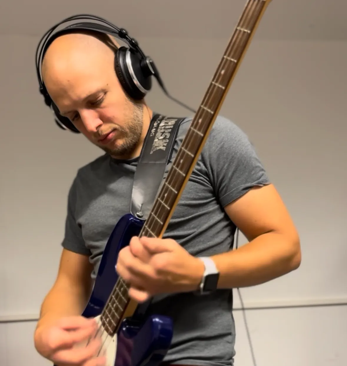 En vacker pojke som spelar bas